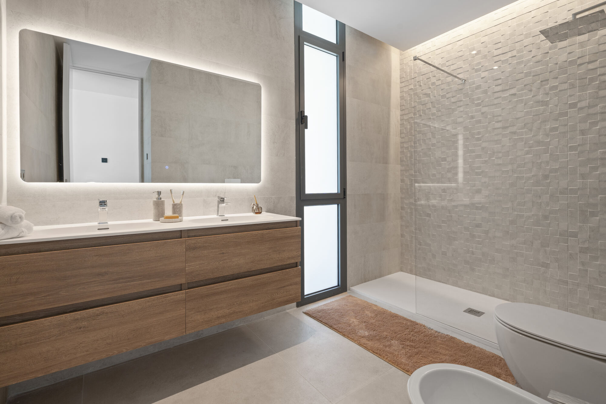 Villa 26 11 Master en-suite bathroom with rain shower at Villa 26